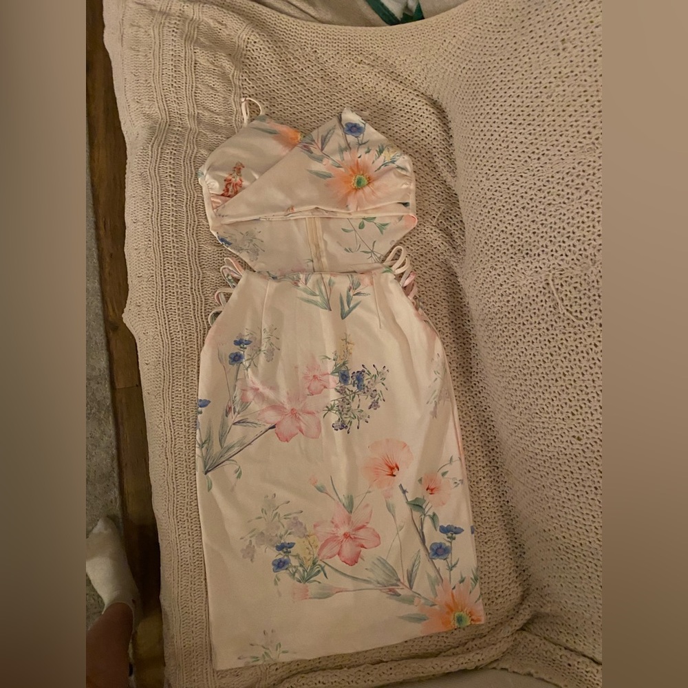 super cute floral dress with cutouts - Picture 9 of 9